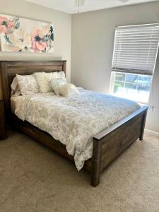 Giường trong phòng chung tại Cozy Queen Room in Peaceful Marietta Home