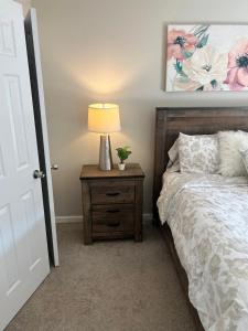 Giường trong phòng chung tại Cozy Queen Room in Peaceful Marietta Home