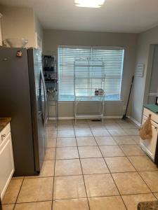 Nhà bếp/bếp nhỏ tại Cozy Queen Room in Peaceful Marietta Home