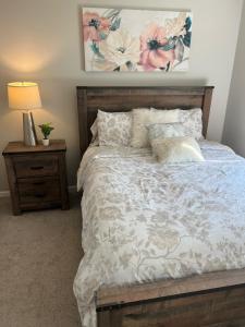 Giường trong phòng chung tại Cozy Queen Room in Peaceful Marietta Home