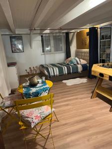 een kamer met een bed en een tafel met een stoel bij Belle suite Un petit voyage au calme à 10 mnCV de Béziers entrée indépendante in Béziers +6 foto's