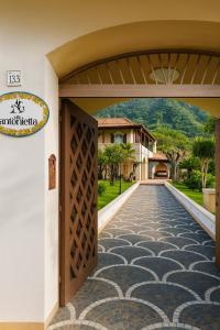 Villa Antonietta Ischia في ايسكيا: مدخل منزل بممر من البلاط