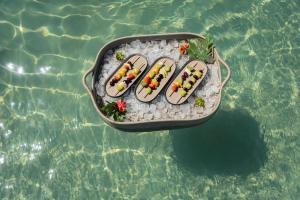 a tray of hot dogs sitting in the water at Lahaina Hotel in Amontada