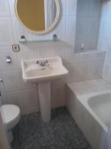 A bathroom at Fonda Ca La Maria