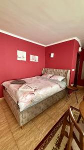 Ένα ή περισσότερα κρεβάτια σε δωμάτιο στο Top of the Mountain Гранд Манастира частни Апартаменти +87 φωτογραφίες