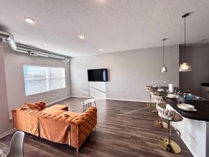 Casa Marigold في دي موين: غرفة معيشة مع أريكة وبار