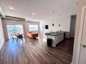 Casa Marigold في دي موين: غرفة معيشة مع مطبخ وغرفة طعام