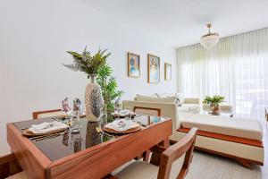 O zonă de relaxare la Elegant 2BR Apt, Steps to Hard Rock