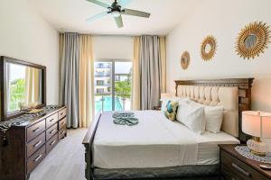 Un pat sau paturi într-o cameră la Elegant 2BR Apt, Steps to Hard Rock +41 fotografii