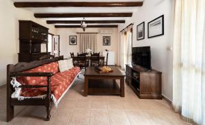 a living room with a couch and a table at Villa Eleni Meskla in Mesklá
