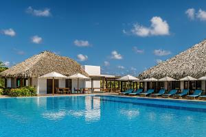 Piscina de la sau aproape de Elegant 2BR Apt, Steps to Hard Rock