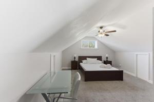 Un dormitorio con una cama y un ventilador de techo. en The Hideout Loft - Tranquil Stay, en Memphis