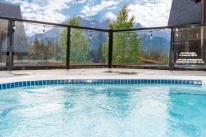 坎莫尔Luxurious Condo Mountain Views Hot-tub and Billiards的可以看到山景的游泳池