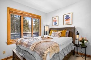 坎莫尔Luxurious Condo Mountain Views Hot-tub and Billiards的一间卧室，配有一张大床和一扇窗户。