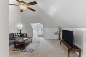 sala de estar con ventilador de techo y sofá en The Hideout Loft - Tranquil Stay, en Memphis