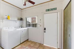 Un lavadero blanco con lavadora y secadora. en The Hideout Loft - Tranquil Stay, en Memphis 19 fotos más