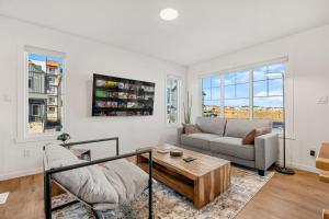 Χώρος καθιστικού στο Luxury Family Retreat with Games, King Bed and Garage