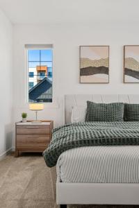 Ένα ή περισσότερα κρεβάτια σε δωμάτιο στο Luxury Family Retreat with Games, King Bed and Garage