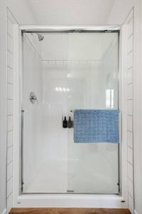 Ένα μπάνιο στο Luxury Family Retreat with Games, King Bed and Garage +38 φωτογραφίες