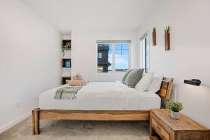 Ένα ή περισσότερα κρεβάτια σε δωμάτιο στο Luxury Family Retreat with Games, King Bed and Garage