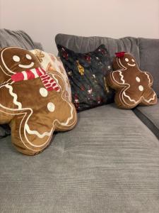 two gingerbread cookies are sitting on a couch at Domek Marzenie in Radawa