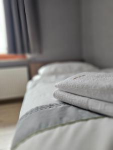 Postel nebo postele na pokoji v ubytování Restauracja i Noclegi Pod Kasztanami + 1 fotografie