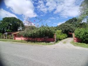 a road with a fence and a house at Cabinas Marcelina in Puerto Jiménez