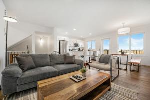 Single Detached Full House with Ping Pong King Bed and Garage في إيدمونتون: غرفة معيشة مع أريكة وطاولة