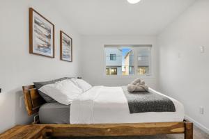 Single Detached Full House with Ping Pong King Bed and Garage في إيدمونتون: غرفة نوم بها سرير ونافذة