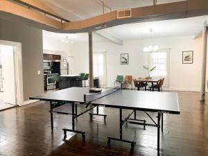 un soggiorno con due tavoli da ping pong di McCormick 3BR HUGE unit, Optional Parking with Ping-pong a Chicago
