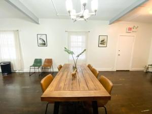 una grande camera con tavolo e sedie in legno di McCormick 3BR HUGE unit, Optional Parking with Ping-pong a Chicago Altre 15 foto