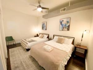 una camera da letto con due letti e un ventilatore a soffitto di McCormick 3BR HUGE unit, Optional Parking with Ping-pong a Chicago