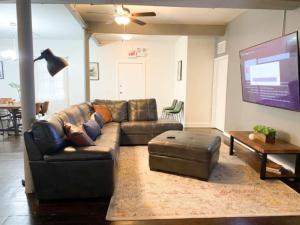 un soggiorno con un divano in pelle e un tavolo di McCormick 3BR HUGE unit, Optional Parking with Ping-pong a Chicago