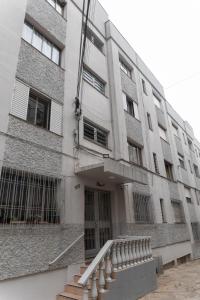 un edificio con una scala di fronte di Apto Pet Friendly c Estacionamento perto do Centro a Caxias do Sul