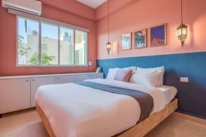 Ένα ή περισσότερα κρεβάτια σε δωμάτιο στο Muse 2-BR Apartment & Balcony in Mar Mikhael