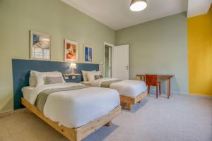 Afbeelding uit fotogalerij van Muse 2-BR Apartment & Balcony in Mar Mikhael in Al Mudawwar