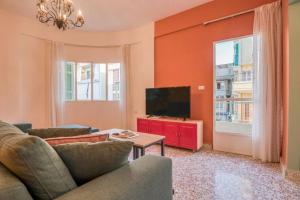 Μια τηλεόραση ή/και κέντρο ψυχαγωγίας στο Muse 2-BR Apartment & Balcony in Mar Mikhael