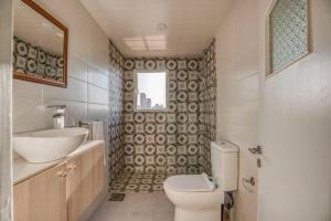 Ένα μπάνιο στο Muse 2-BR Apartment & Balcony in Mar Mikhael +21 φωτογραφίες