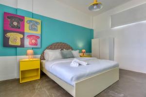 Ένα ή περισσότερα κρεβάτια σε δωμάτιο στο The Pop House 2-BR Apartment in Mar Mkhayel