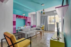 Χώρος καθιστικού στο The Pop House 2-BR Apartment in Mar Mkhayel