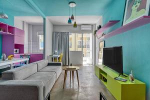 Μια τηλεόραση ή/και κέντρο ψυχαγωγίας στο The Pop House 2-BR Apartment in Mar Mkhayel