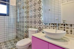 Ένα μπάνιο στο The Pop House 2-BR Apartment in Mar Mkhayel