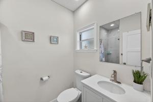 een witte badkamer met een wastafel en een toilet bij Belleview Gulf Unit 395 in Clearwater Beach +17 foto's