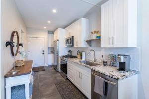 Η κουζίνα ή μικρή κουζίνα στο Mad Moose Retreat Gorgeous Condo by Grand Lake