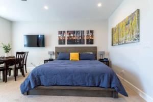 Ένα ή περισσότερα κρεβάτια σε δωμάτιο στο Mad Moose Retreat Gorgeous Condo by Grand Lake