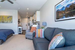 Χώρος καθιστικού στο Mad Moose Retreat Gorgeous Condo by Grand Lake