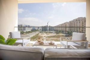 Una sala de estar con un sofá y una ventana grande. en Nautica 2-BR Apt & Balcony at Waterfront in Dbaye, en Dbayeh