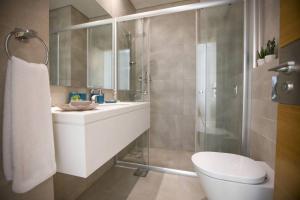 Un baño con ducha, lavabo e inodoro. en Nautica 2-BR Apt & Balcony at Waterfront in Dbaye, en Dbayeh