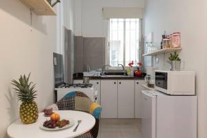 Η κουζίνα ή μικρή κουζίνα στο Garage - Stylish Studio & Balcony in Mar Mikhael
