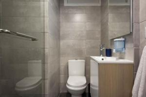 Ένα μπάνιο στο Garage - Stylish Studio & Balcony in Mar Mikhael +13 φωτογραφίες